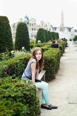 Bahçe mont des arts Brüksel, Belçika'da oturan genç kız.