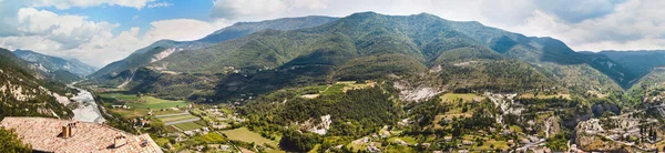 在小镇 entrevaux，法国的全景。山和蓝河. — 图库照片