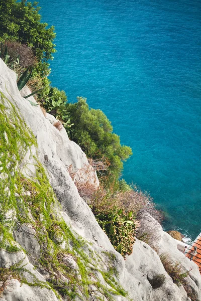 Rocky klippan och azurblå havet. Nice, Frankrike. sommar i Europa. — Stockfoto