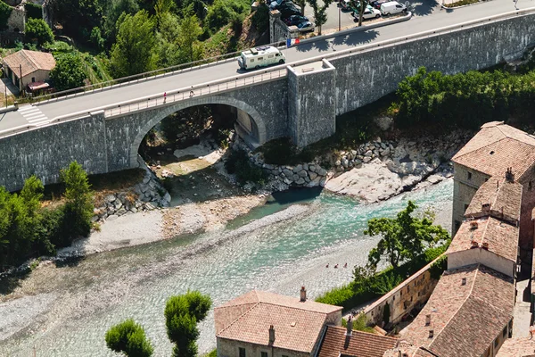 Vista aérea del río y el puente en la ciudad francesa Entrevaux . — Foto de Stock