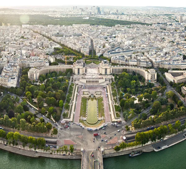 Eyfel Kulesi 'nden Paris' in havadan görünüşü. Fransa.