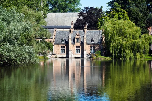 Piękny widok na dom zamek i jeziora minnewater w Brugia, Belgia. — Zdjęcie stockowe