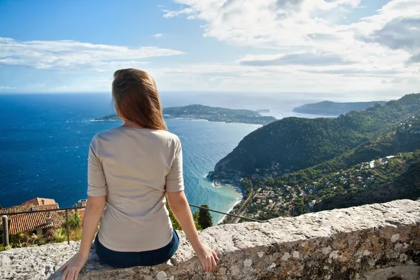 Joven morena sentada en la piedra mirando el paisaje p — Foto de Stock