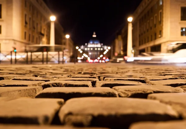 görünümü üzerinde yol kaldırım tuğla kadar gece Roma'da, ital kapatın.