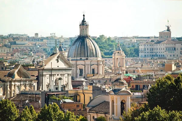 Vista del paisaje urbano de edificios históricos en Roma, Italia. Brillante da — Foto de Stock