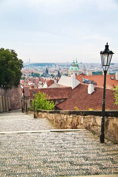 Étapes et vue du paysage urbain des bâtiments historiques à Prague, Tchéquie — Photo