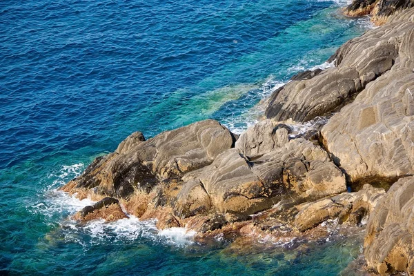 Rocky coast with clean blue see-through water. Cinque Terre Ital — Stock Photo, Image