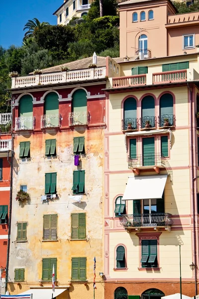 Portofino, İtalya renkli evler görüntüleyin. Avrupa — Stok fotoğraf