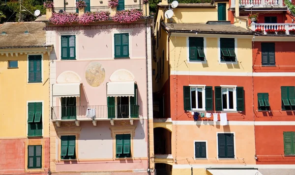 Portofino, İtalya renkli evler görüntüleyin. Avrupa — Stok fotoğraf