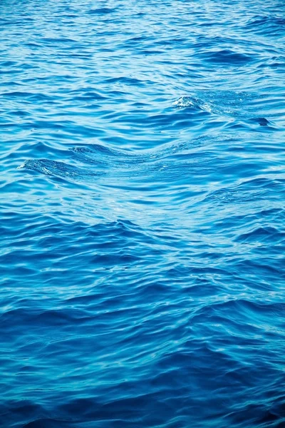 Eau de mer bleue avec vague — Photo