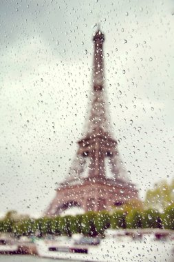 Yağmur damlaları ile pencereden Eyfel Kulesi görüntüleyin. Fransa. Paris.