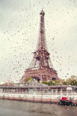 Yağmur damlaları ile pencereden Eyfel Kulesi görüntüleyin. Fransa. Paris.