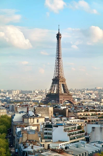 Blick vom Triumphbogen auf den Eiffelturm. Frankreich, Paris. — Stockfoto