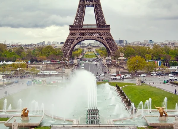 Blick auf den Eiffelturm und die Brunnen von Trocadero, Paris, Frankreich — Stockfoto
