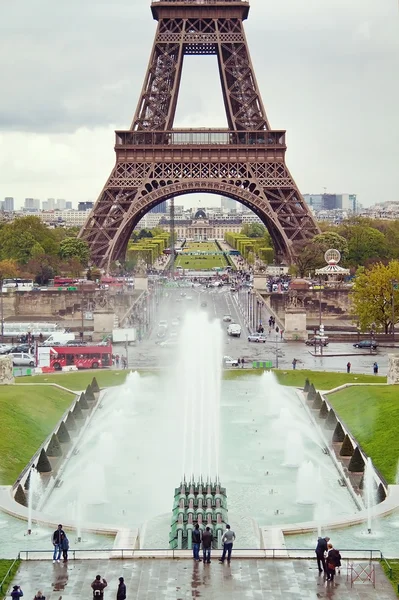 Blick auf den Eiffelturm und die Brunnen von Trocadero, Paris, Frankreich — Stockfoto
