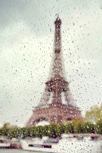 Yağmur damlaları ile pencereden Eyfel Kulesi görüntüleyin. Fransa. Paris.
