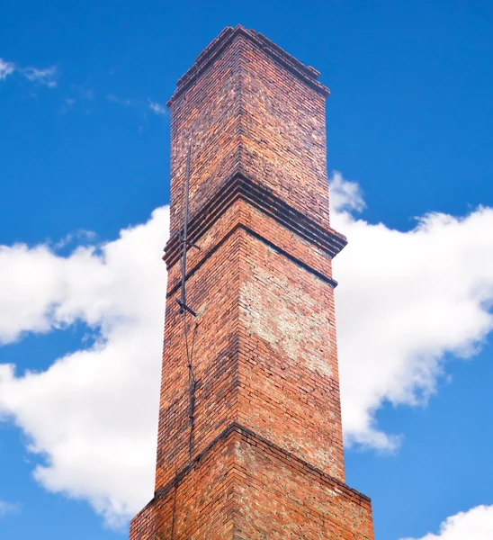 クローズ アップ曇り青空れたらと屋根のレンガの煙突 — ストック写真
