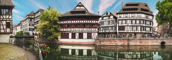 Panoramic view on Nice canal with houses in Strasbourg, France. — Stock Photo, Image