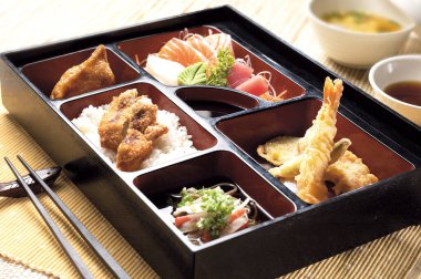 Japon bento seti ve tempura, sashimi ve tavuk karaage.
