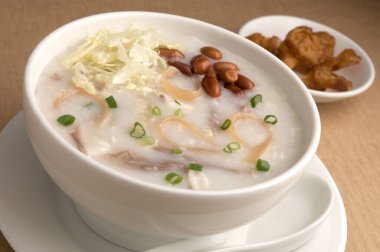 Domuz etli, fıstıklı ve hamur tatlısı.