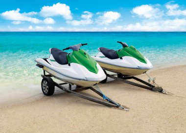 Jet ski tropik bir plajda kıyıya yanaştı.