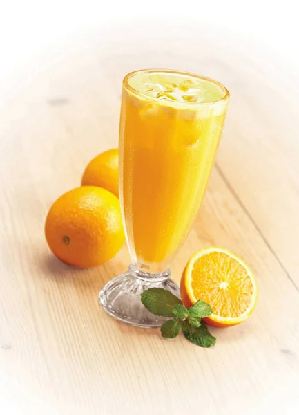 Glas Orangensaft Mit Orangenfrüchten Auf Holztisch — Stockfoto
