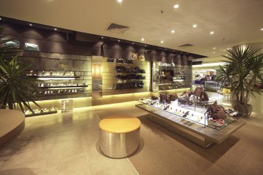 Kuala Lumpur, Malezya - 14 Şubat 2016: Ayakkabı ve el çantalı lüks moda mağazası