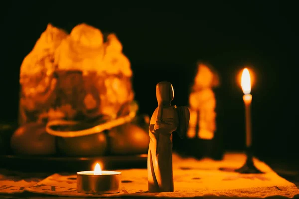 Osterkarte Engel Spielt Auf Dem Hintergrund Von Osterkuchen Kerzen Und — Stockfoto