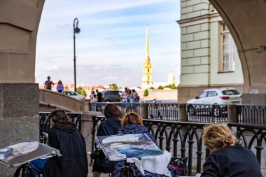 artists draw the spire of the Peter and Paul Fortress in St. Petersburg