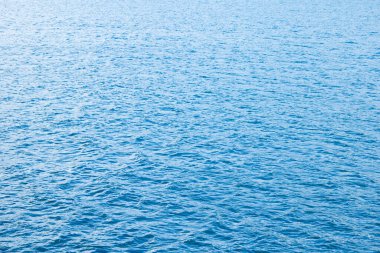 Dalgalı mavi deniz yüzeyi