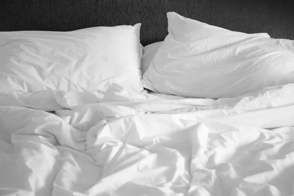 凌乱的白色床和枕头 在早晨 — 图库照片