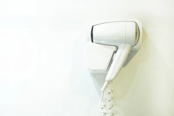 Witte Haardroger Aan Muur Hotelkamer — Stockfoto