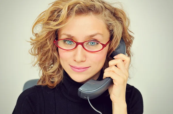 นักธุรกิจหญิงทางโทรศัพท์ — ภาพถ่ายสต็อก