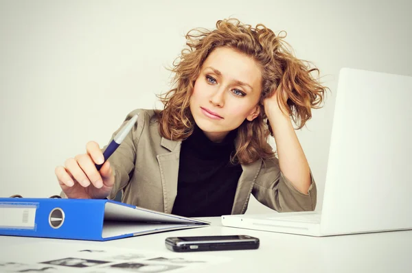 Mujer reflexiva — Foto de Stock