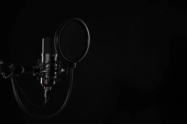 Profesjonalny Mikrofon Studyjny Odizolowany Czarnym Tle Podcasty Nagrania Muzyczne — Zdjęcie stockowe