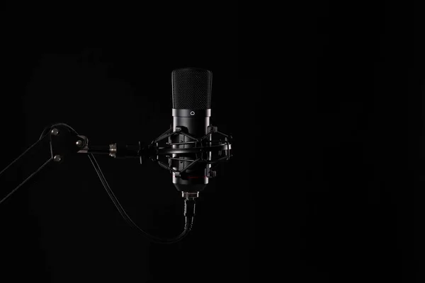 Professionele Studiomicrofoon Geïsoleerd Zwarte Achtergrond Podcasts Muziekopnamen — Stockfoto