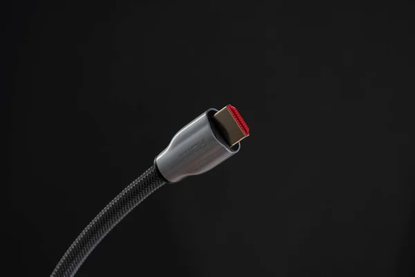 Ein Nahaufnahme Foto Von Hdmi Stecker Auf Schwarzem Hintergrund — Stockfoto