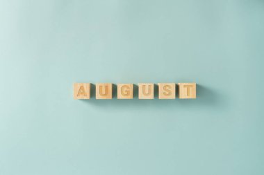 Yılın ayları mavi arka planda tahta küplere yazılmış.