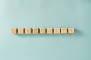 Mavi arkaplandaki ahşap küplerle ilgili çeşitlilik sözcüğü, bloklar tarafından yapılmış işaret