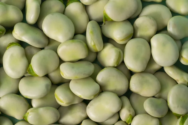 白い背景に隔離された新鮮な豆のヒープ — ストック写真