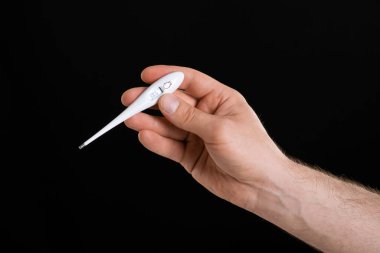 Bir insanın termometreyi tutarken çekilmiş yakın plan görüntüsü.