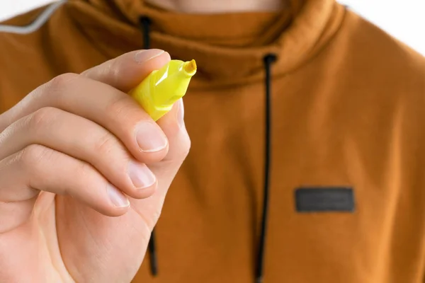 Immagine Ravvicinata Della Mano Dell Uomo Che Tiene Pennarello Giallo — Foto Stock