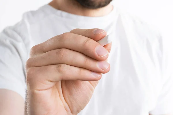 Immagine Ravvicinata Dell Uomo Che Tiene Gesso Bianco Isolato Sfondo — Foto Stock