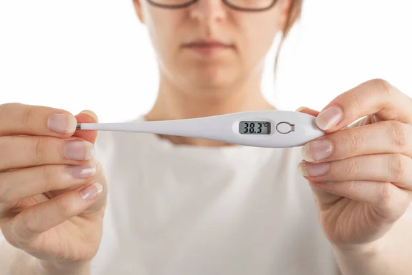 Una Foto Ravvicinata Una Donna Che Mostra Termometro Con Gradi — Foto Stock