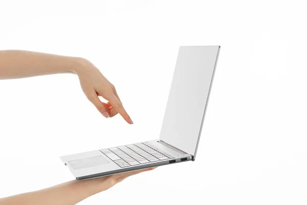 Zbliż Obraz Ręki Kobiety Trzymającej Laptopa Praca Domu Biuro Domowe — Zdjęcie stockowe