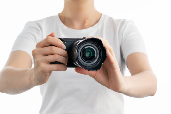 Крупный план женщины, держащей цифровую камеру в руках изолированный белый фон 
