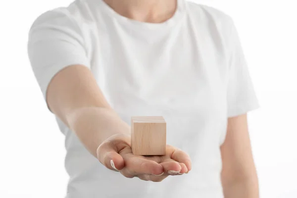 Una Foto Ravvicinata Donna Mano Tenendo Cubo Legno Sfondo Bianco — Foto Stock