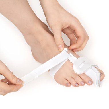 Kadınlar dengeleyici bir ortez takarlar.