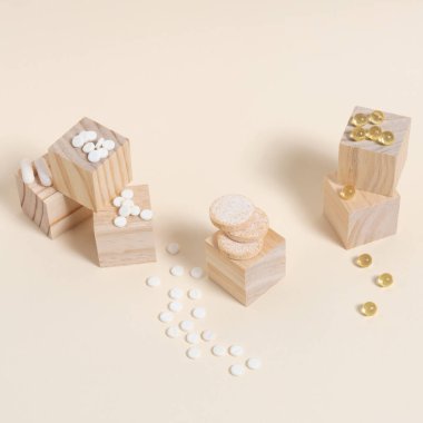 Bej arka planda tahta küplere yerleştirilmiş haplar.