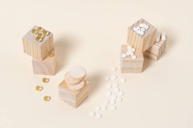 Bej arka planda tahta küplere yerleştirilmiş haplar.